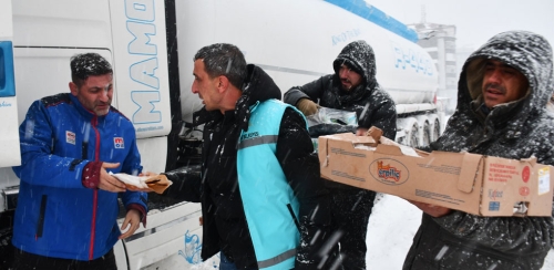 BELEDİYEMİZ YOLDA KALANLARIN YARDIMINA KOŞTU