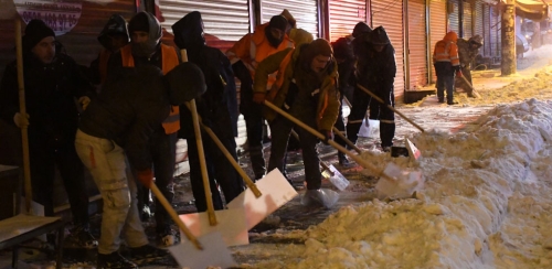 SİVEREK'TE KARLA MÜCADELE GECE BOYUNCA SÜRÜYOR