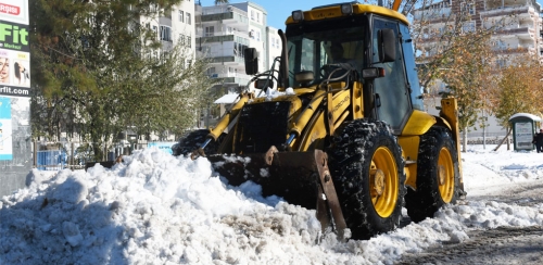 Kar Kütleleri Kamyonlarla Şehir Dışına Taşınıyor