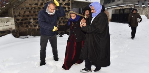 KARLA KAPANAN KIRSAL MAHALLEDE DİYALİZ HASTASINI BELEDİYE EKİPLERİ KURTARDI