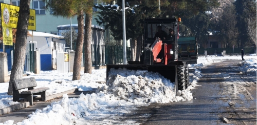 SİVEREK'TE KARLA MÜCADELE GECE GÜNDÜZ DEMEDEN SÜRÜYOR