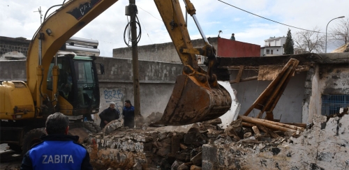 SİVEREK’TE METRUK EVLERİN YIKIMI SÜRÜYOR