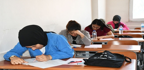 ÜNİVERSİTE ADAYI GENÇLER YKS KURSLARIYLA HAYALLERİNE KAVUŞUYOR