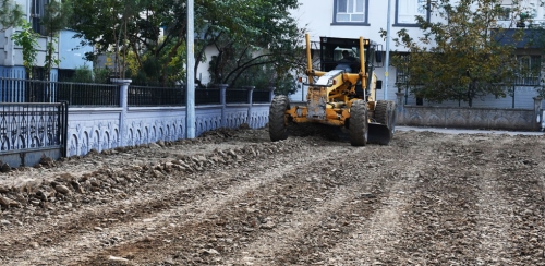 SİVEREK'TE YOL YAPIM ÇALIŞMALARI ARALIKSIZ DEVAM EDİYOR