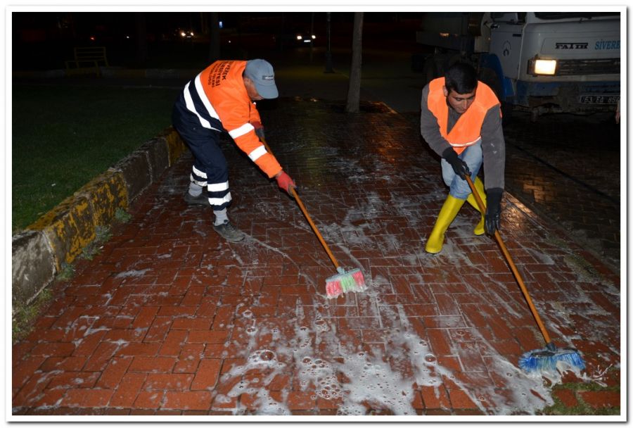 Siverek Belediyesinin Gece Temizlik Çalışması