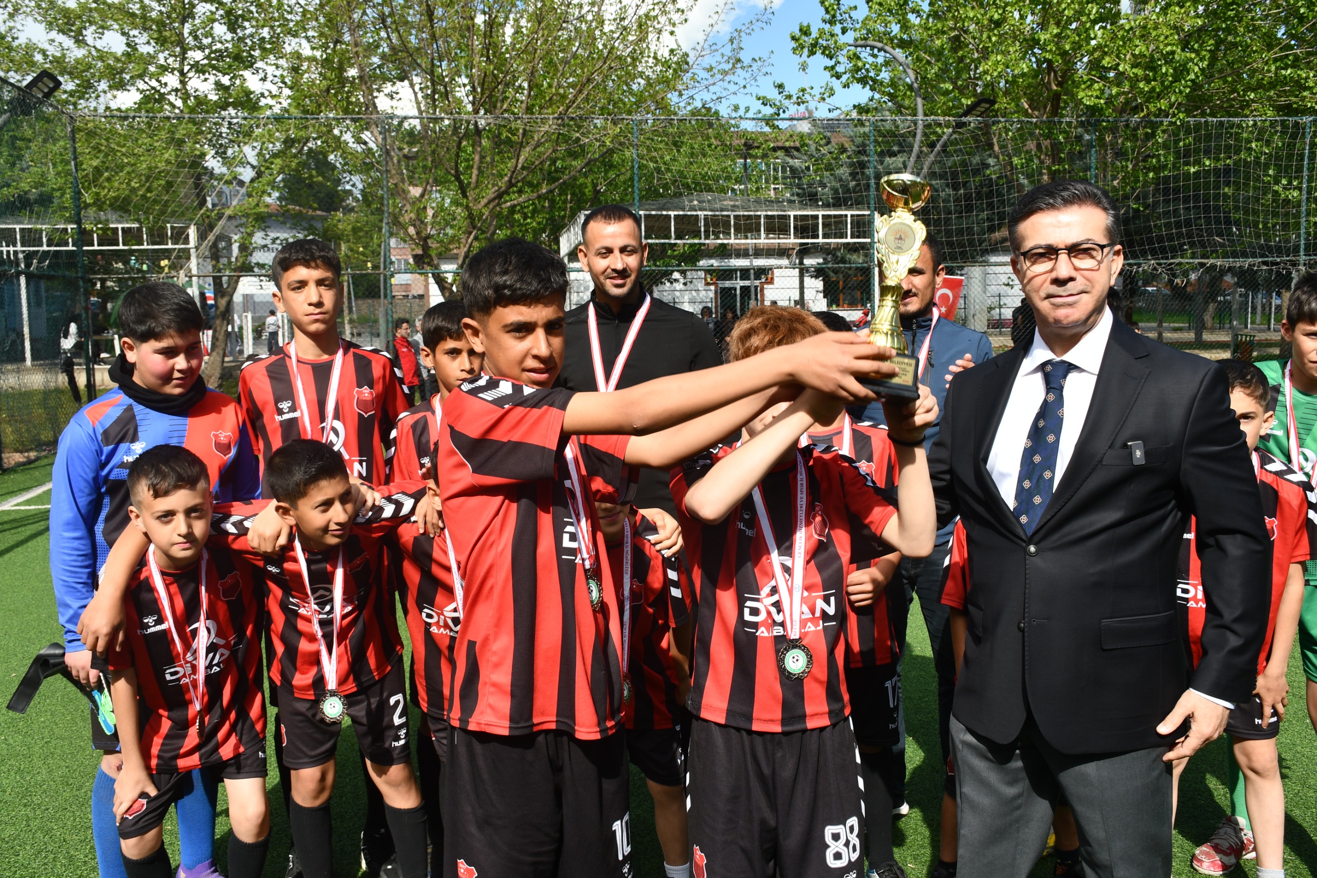 DERECEYE GİREN ÖĞRENCİLERE KUPALARINI BAŞKAN BUCAK VERDİ