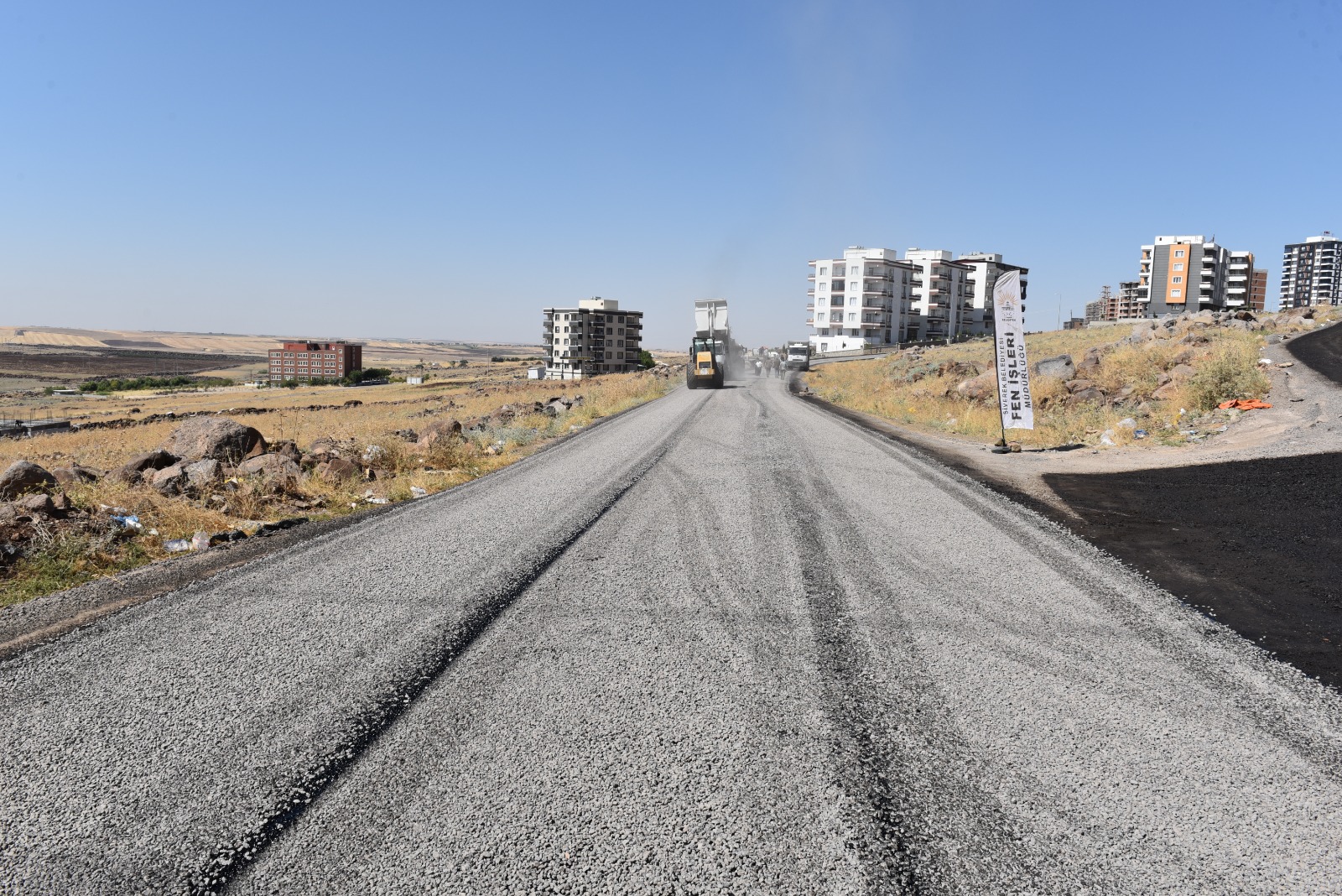 Siverek'te altyapısı tamamlanan yollar asfaltla buluşuyor