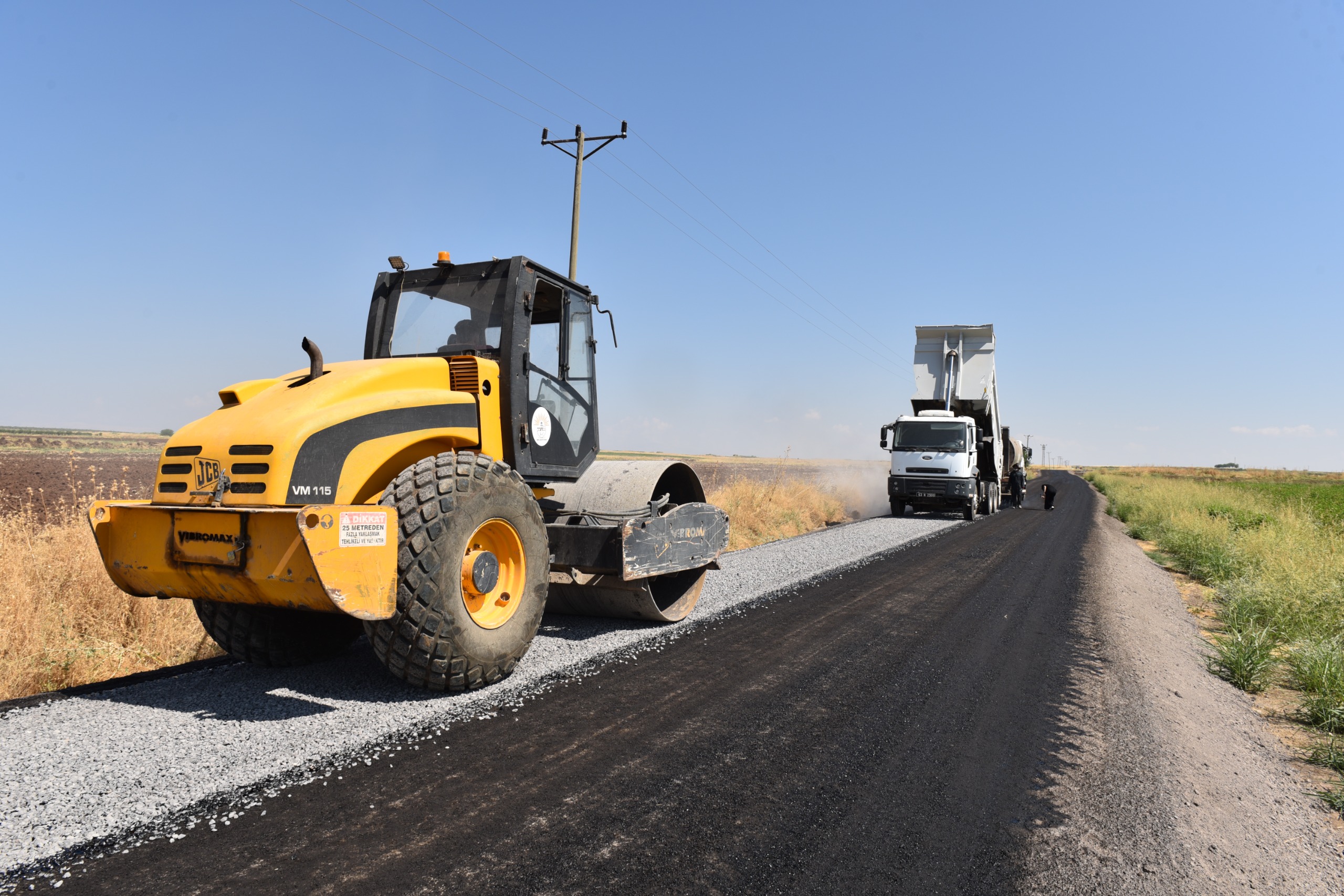  Kırsalda yol çalışmalarını sürüyor