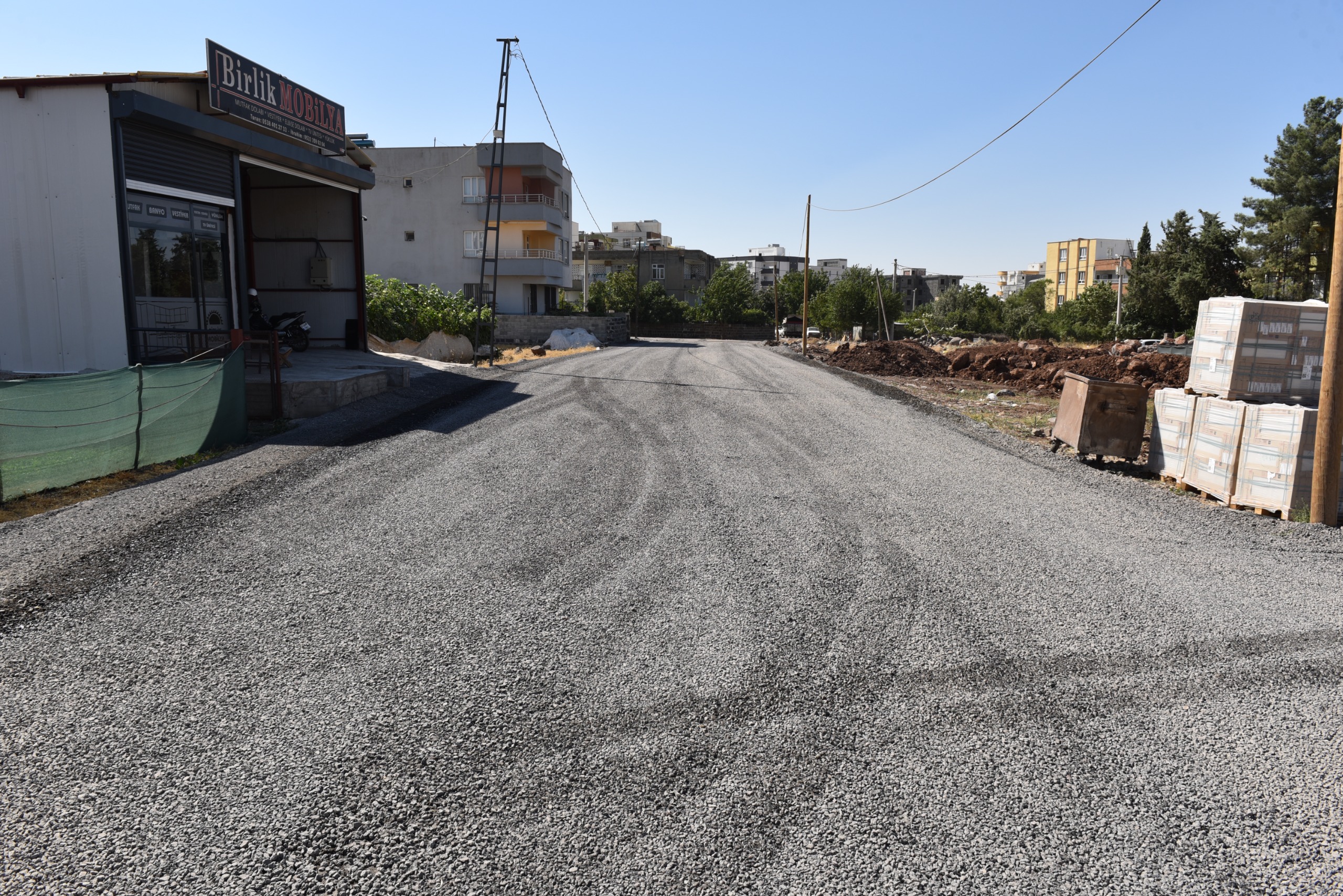 Siverek'te öğrencilerin ulaşım konforu için yol çalışmaları sürüyor
